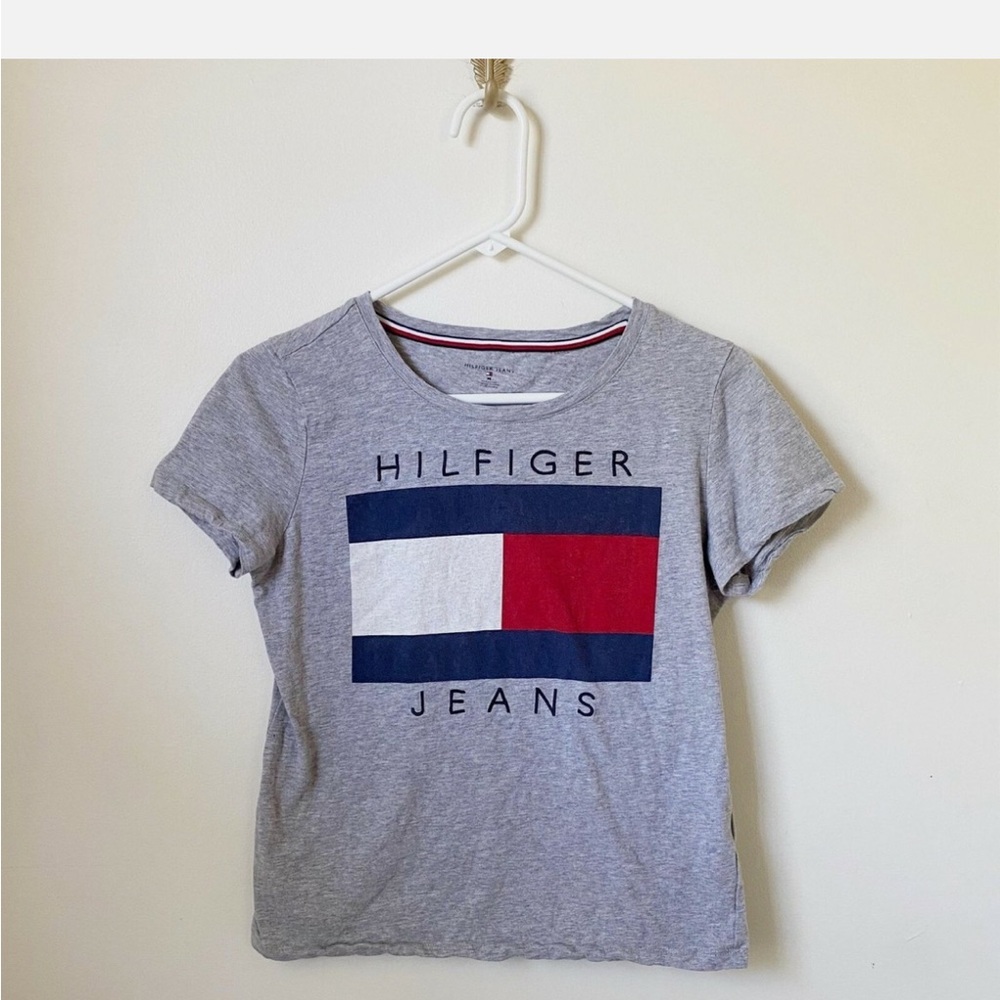 Tommy Hilfiger Gray Tee with Iconic Flag Design